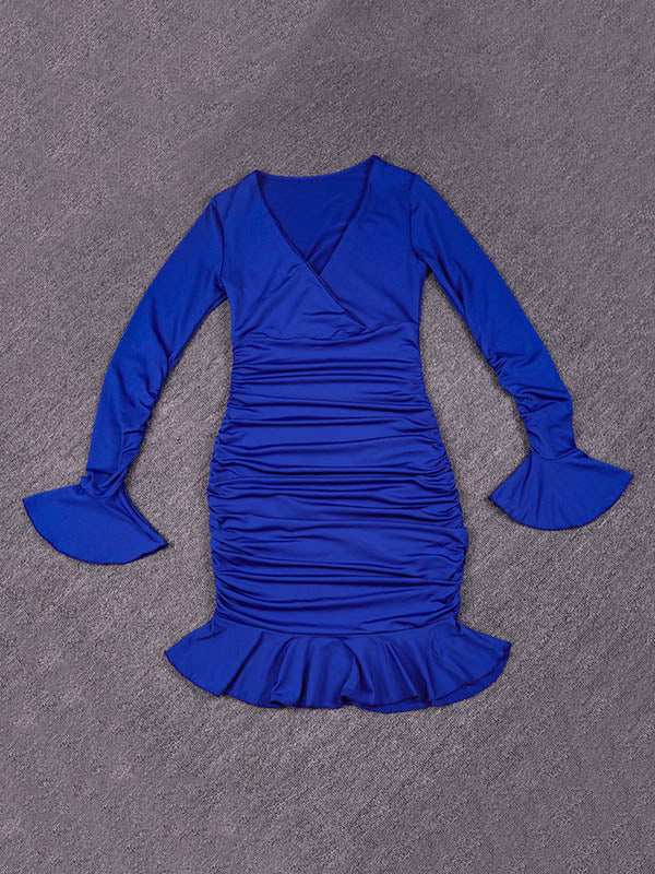 Robe mi-longue moulante plissée volantée à taille élastique, à empiècements, à col en V, couleur unie