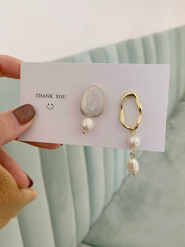 Boucles d'oreilles asymétriques simples à géométrie de perles