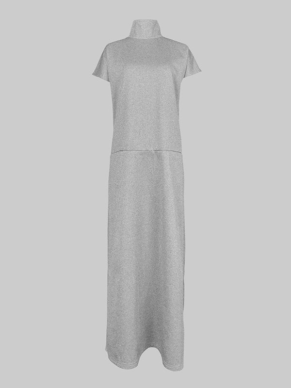 Robe longue ample à manches courtes, à empiècements, à col haut, couleur unie