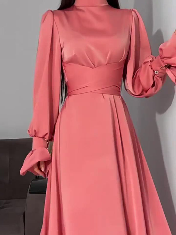 Robe longue plissée coupe trapèze, à manches longues, à taille nouée, à fermeture éclair, à col cheminée, couleur unie