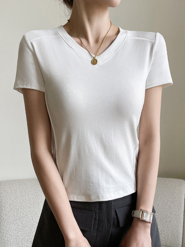 T-shirt à manches courtes, coupe près du corps, à empiècements, à col en V, couleur unie