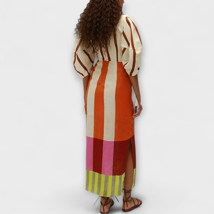 Kaya - Robe maxi avec décolleté plongeant et manches bouffantes