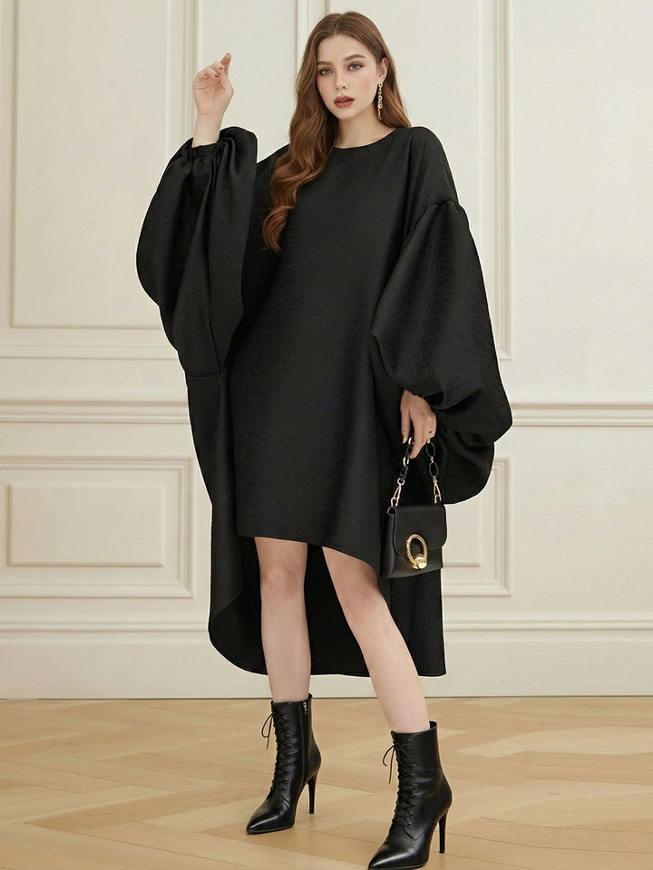 Robe mi-longue plissée à manches chauve-souris, à ourlet plongeant, à empiècements, à col rond, couleur unie