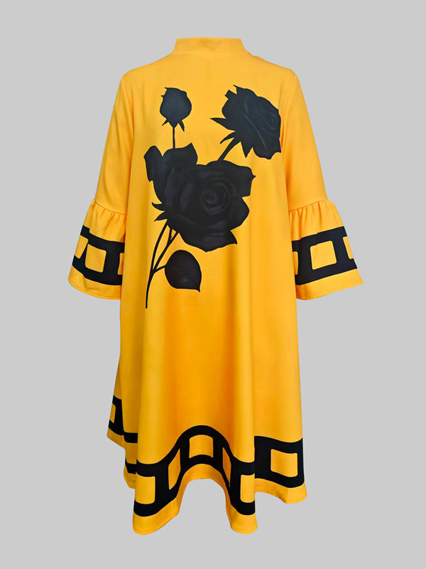 Robe mi-longue coupe trapèze, à manches évasées, à imprimé floral, à empiècements, à col cheminée