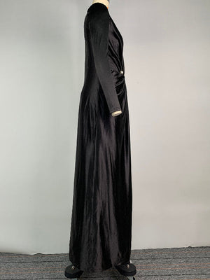 Robe longue moulante plissée fendue devant à manches longues, à taille nouée, à décolleté en V profond, couleur unie