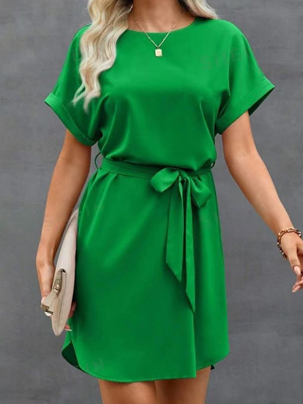 Robe courte ample à manches courtes, à taille nouée, à col rond, couleur unie