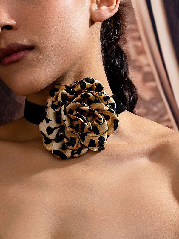 Collier en forme de fleur, à imprimé léopard