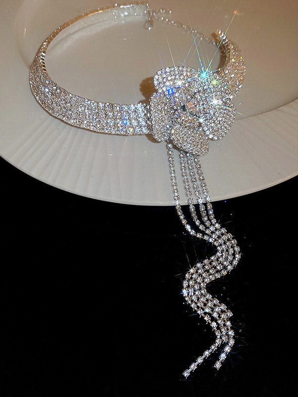 Collier en forme de fleur, à strass, à pompons