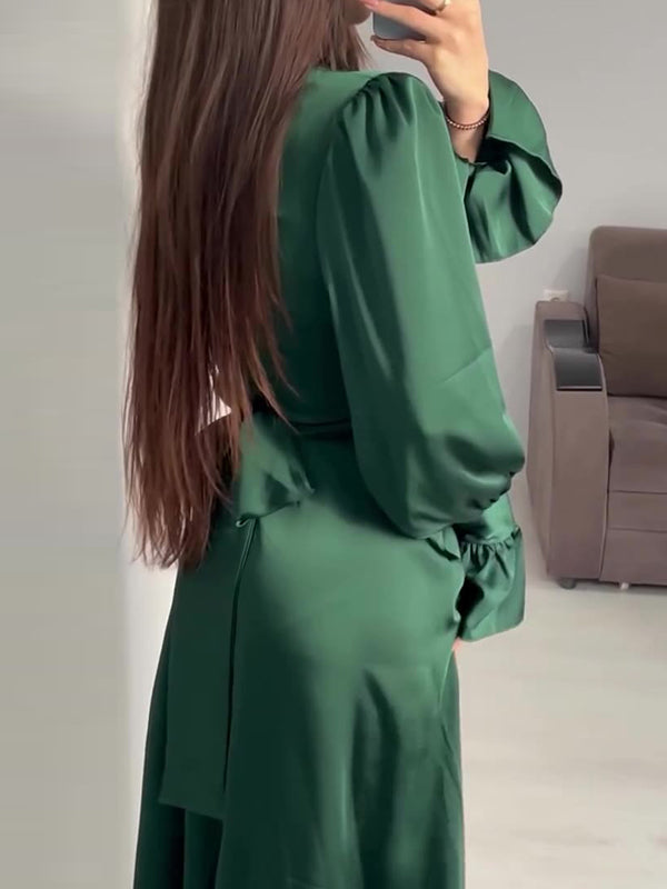Robe longue plissée coupe trapèze, à manches longues, à taille nouée, à fermeture éclair, à col cheminée, couleur unie
