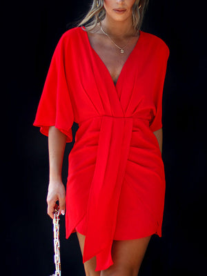 Robe courte plissée à manches chauve-souris, coupe près du corps, à empiècements, à col en V, couleur unie