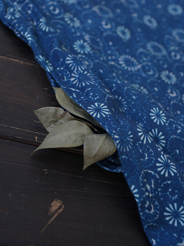 Robe mi-longue originale à col montant et motif floral uni