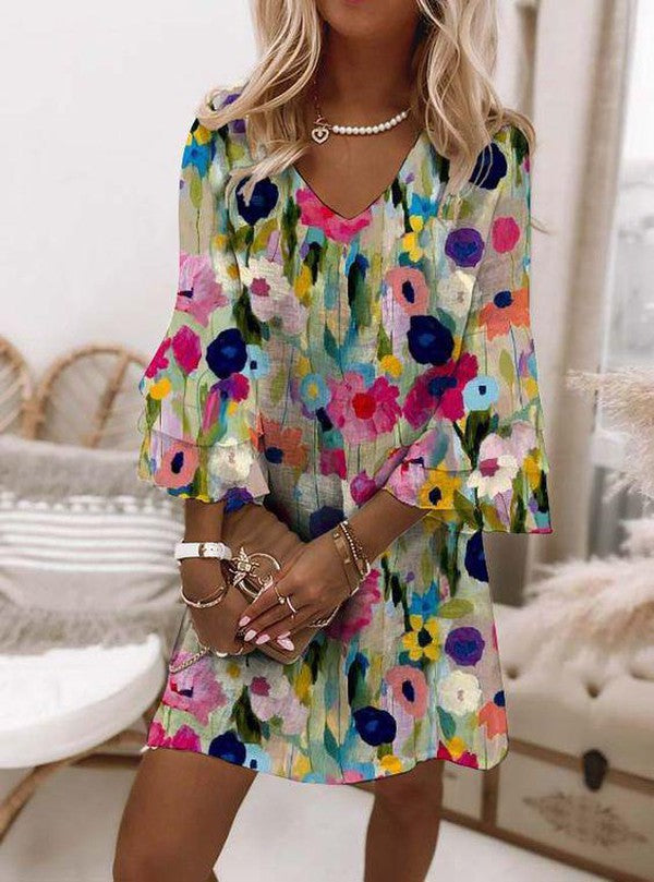 Tabitha – Robe courte avec décolleté en V et motif floral romantique