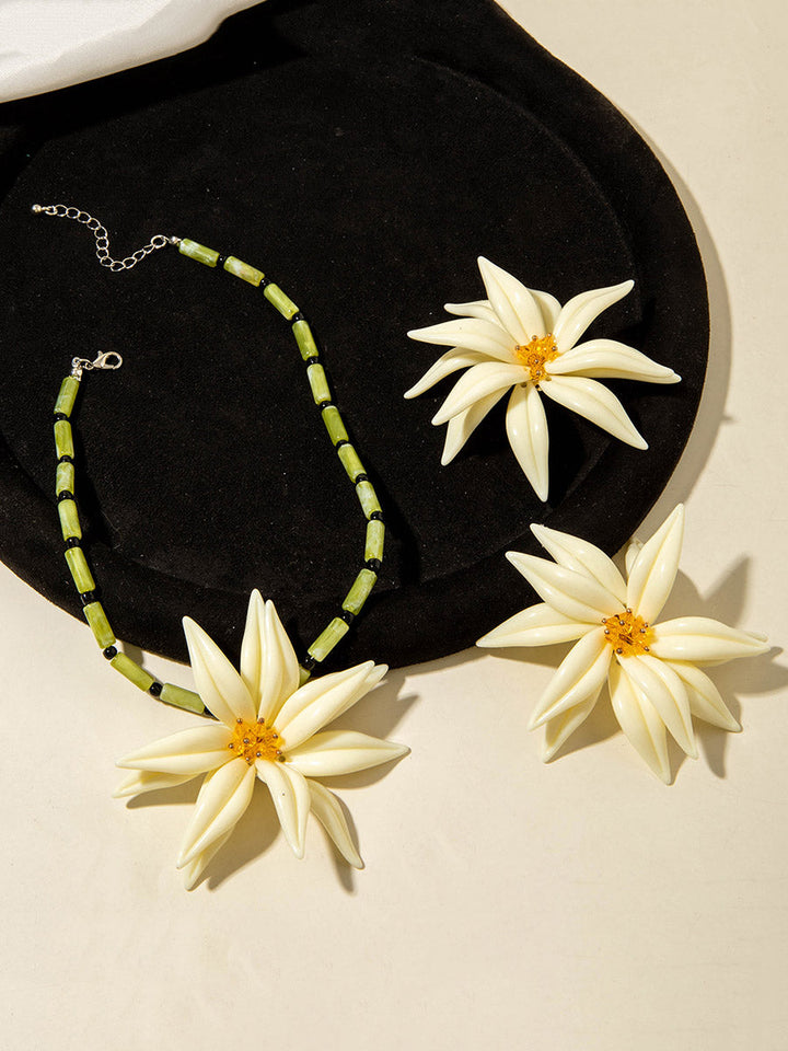 Parure collier et boucles d'oreilles pendantes en forme de fleur
