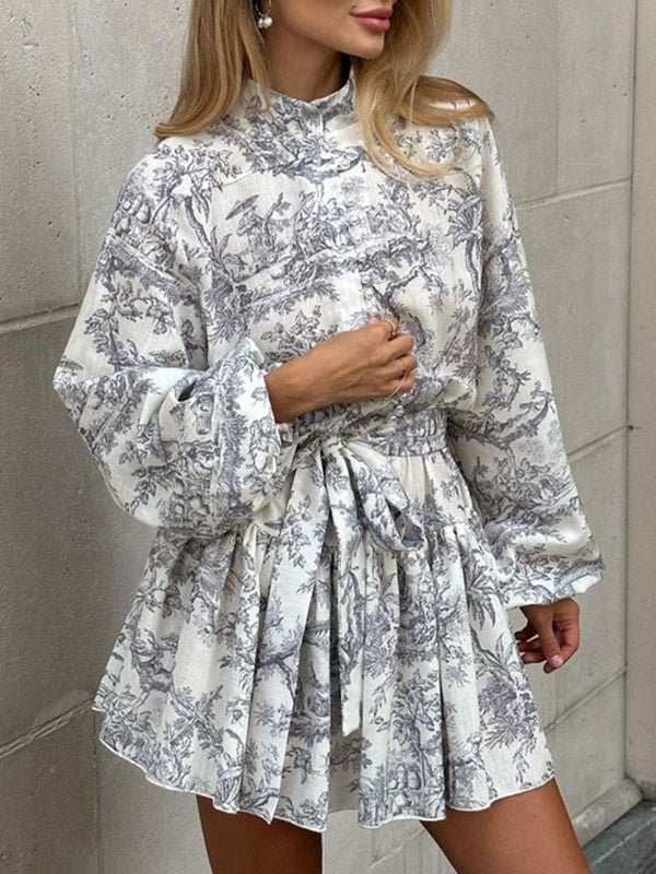 Robe courte ample plissée imprimée à manches bouffantes, à empiècements, à taille nouée, à col montant