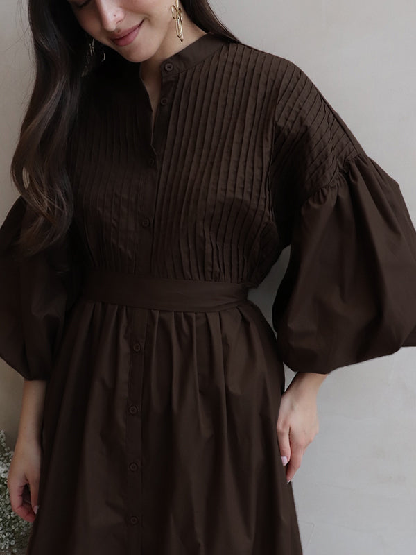 Robe longue boutonnée plissée ample à taille nouée, à manches mi-longues, à col montant, couleur unie