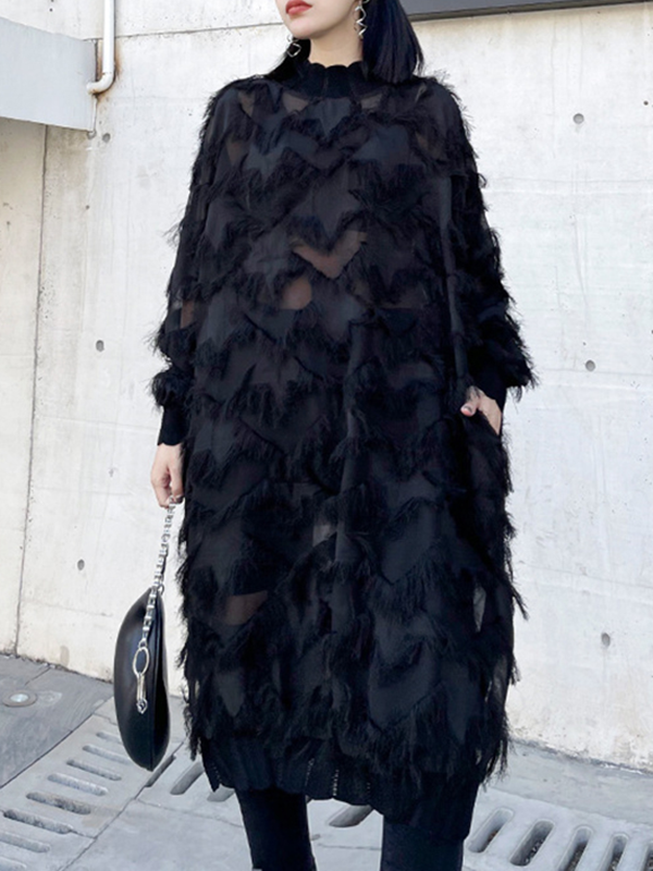 Robe mi-longue asymétrique transparente à coupe irrégulière, à manches longues, en résille, à poches, à empiècements, à pompons, à col montant, couleur unie