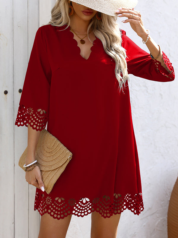 Robe courte ample ajourée coupe trapèze, à col en V, couleur unie