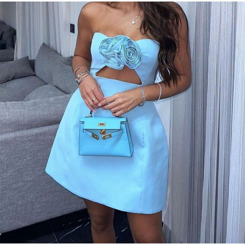 Rana - Robe mini sans bretelles avec décolleté en rose pastel
