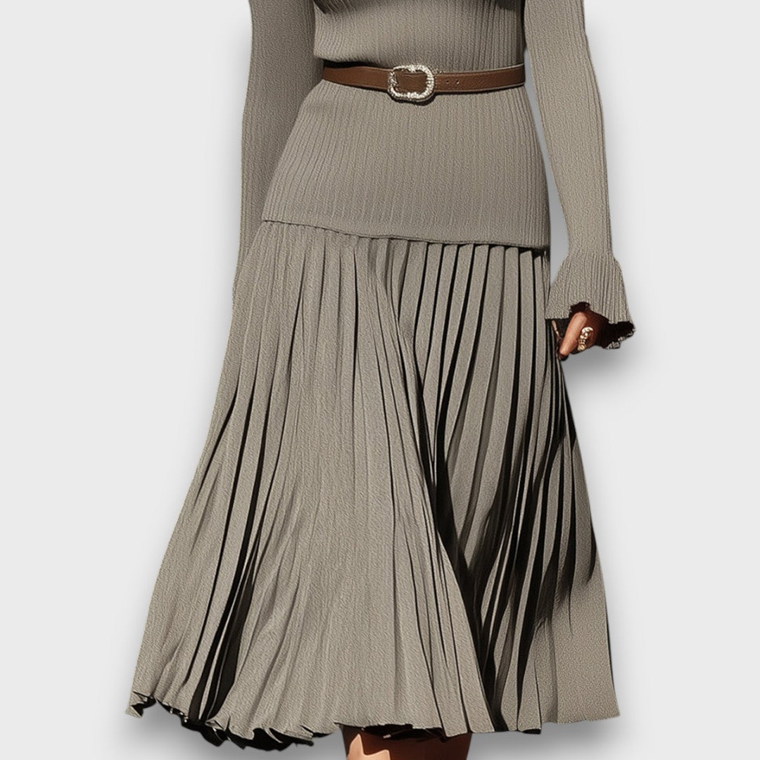 Sorelia – Robe midi plissée avec col roulé