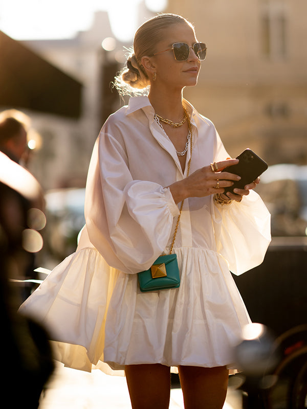 Robe chemise boutonnée à manches bouffantes, à empiècements, à col revers, couleur unie