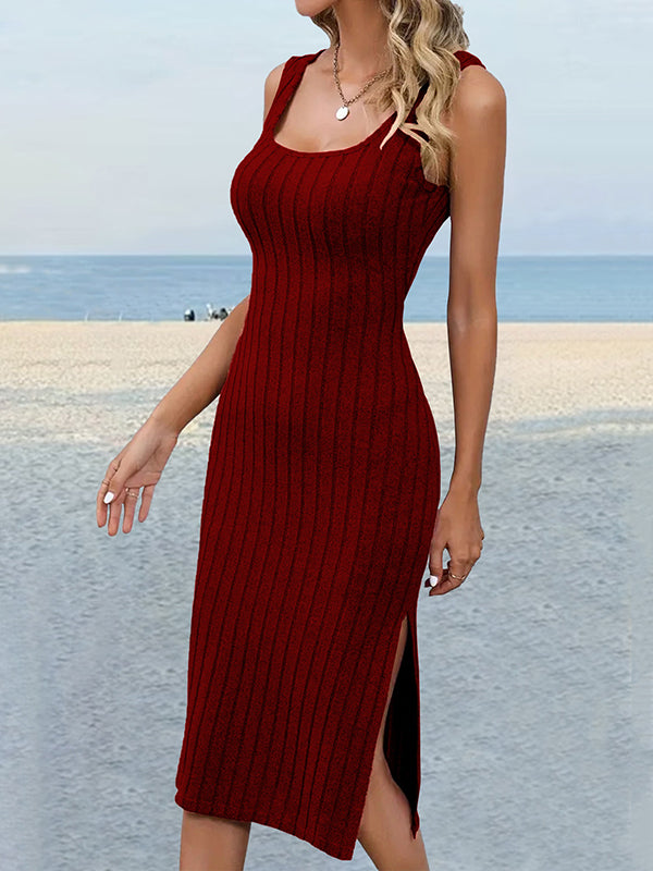 Robe mi-longue fendue sur le côté rayée coupe près du corps, sans manches, à col en U, couleur unie