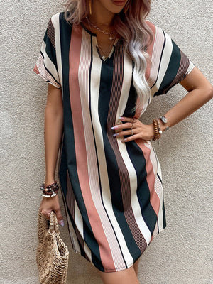 Robe courte rayée coupe trapèze, taille haute, à col en V