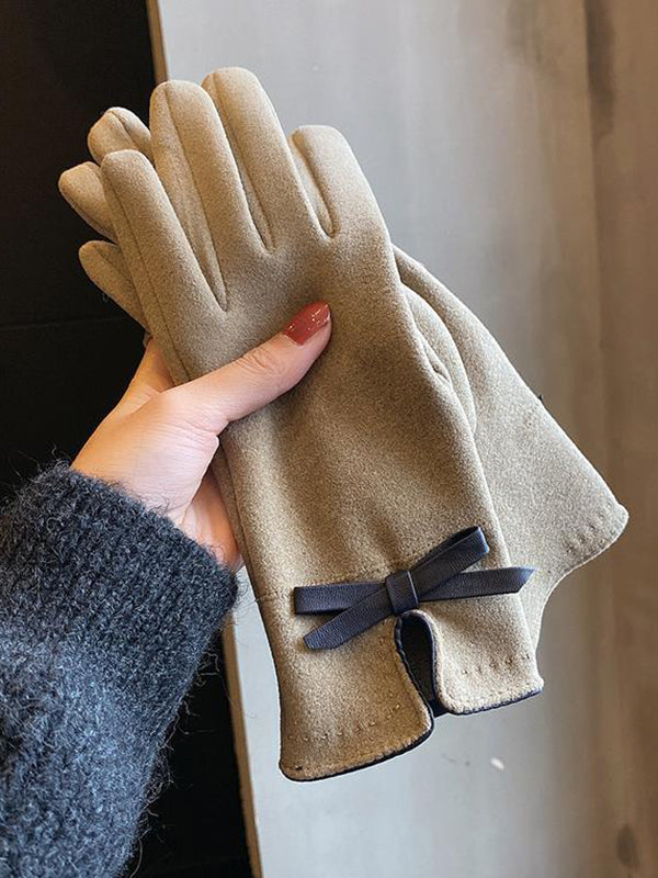 Gants à empiècements ornés d'un nœud