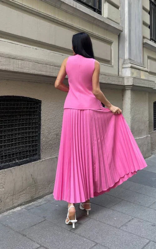 Ensemble femme sans manches avec top à décolleté en V et jupe plissée