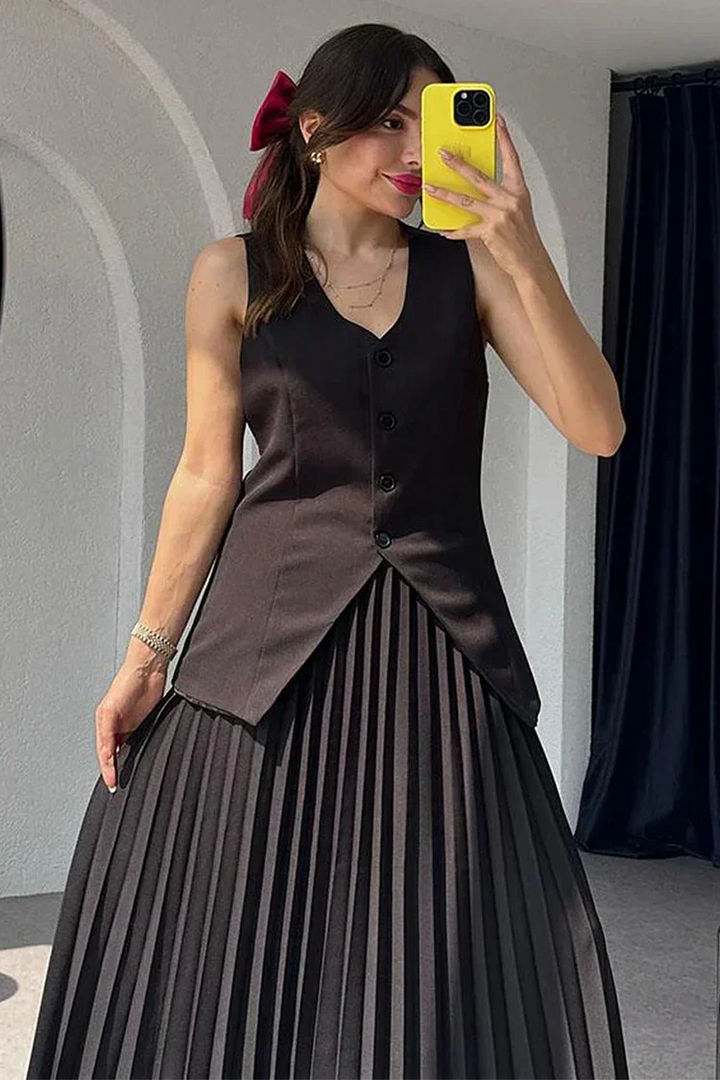 Ensemble femme sans manches avec top à décolleté en V et jupe plissée