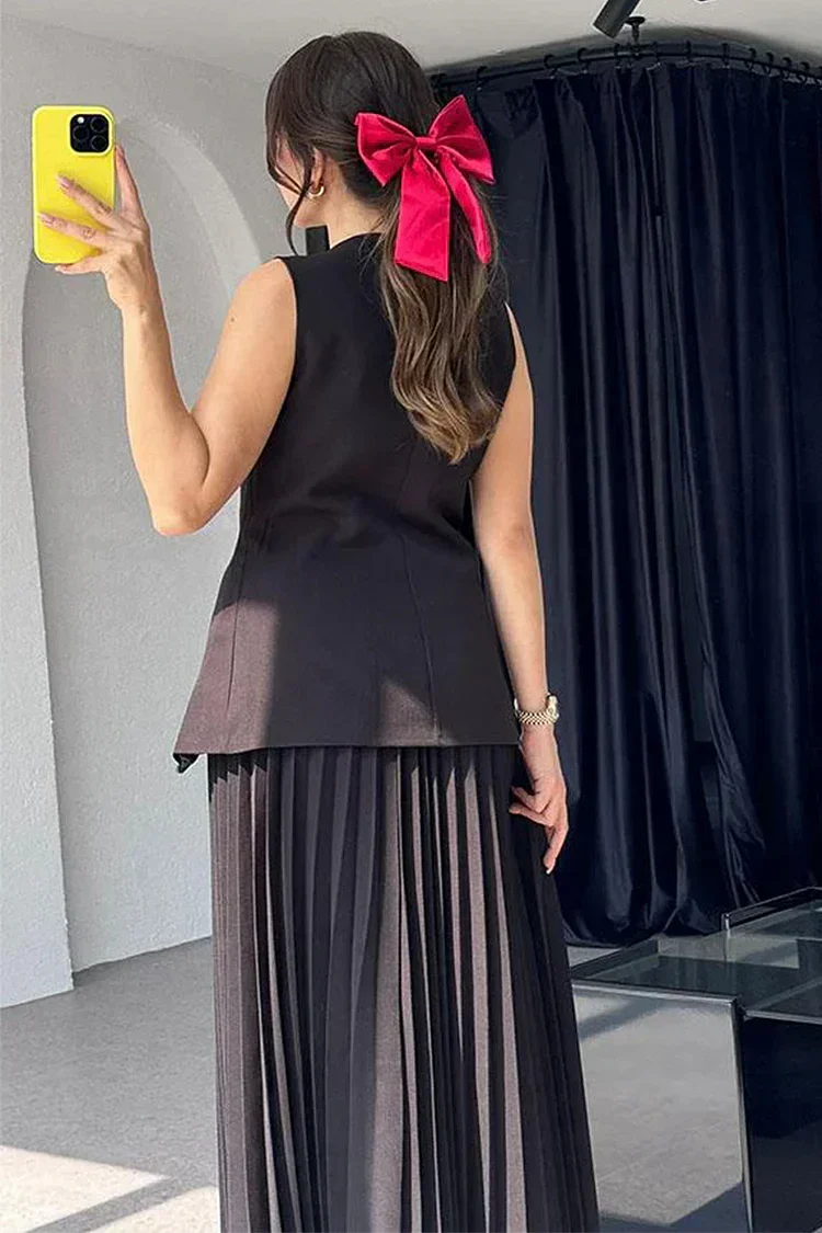 Ensemble femme sans manches avec top à décolleté en V et jupe plissée