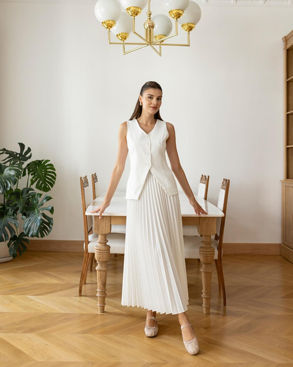 Ensemble femme sans manches avec top à décolleté en V et jupe plissée