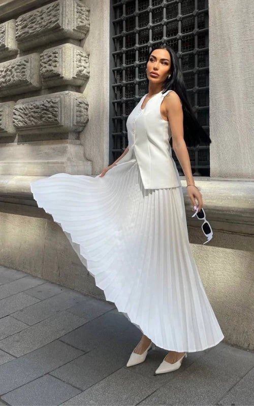 Ensemble femme sans manches avec top à décolleté en V et jupe plissée