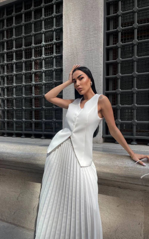 Ensemble femme sans manches avec top à décolleté en V et jupe plissée