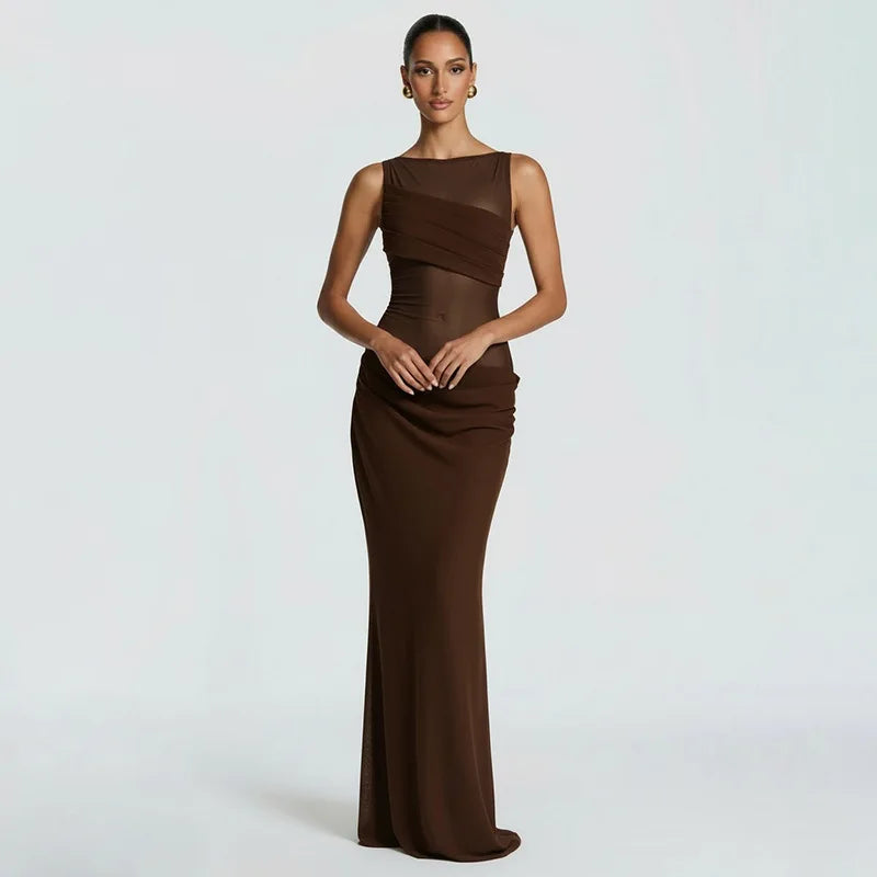 Robe maxi sans manches pour femmes avec décolleté bateau et insert en mesh transparent avec zone de taille drapée