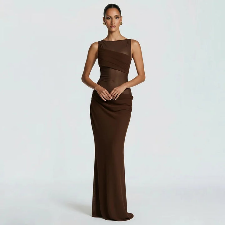 Robe maxi sans manches pour femmes avec décolleté bateau et insert en mesh transparent avec zone de taille drapée