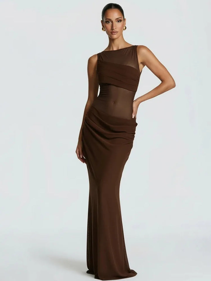 Robe maxi sans manches pour femmes avec décolleté bateau et insert en mesh transparent avec zone de taille drapée