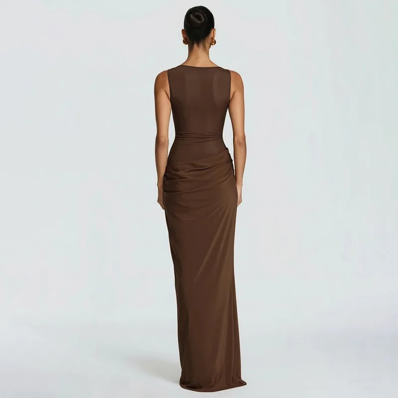 Robe maxi sans manches pour femmes avec décolleté bateau et insert en mesh transparent avec zone de taille drapée