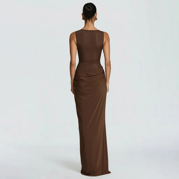 Robe maxi sans manches pour femmes avec décolleté bateau et insert en mesh transparent avec zone de taille drapée