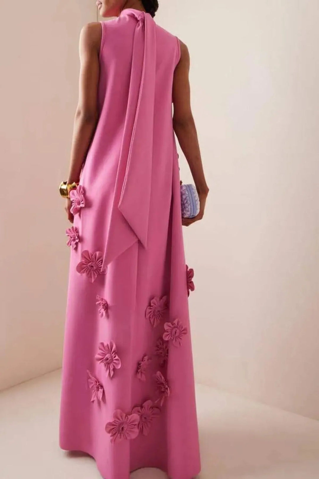Robe maxi sans manches pour femmes avec col montant, appliques florales et nœud dans le dos