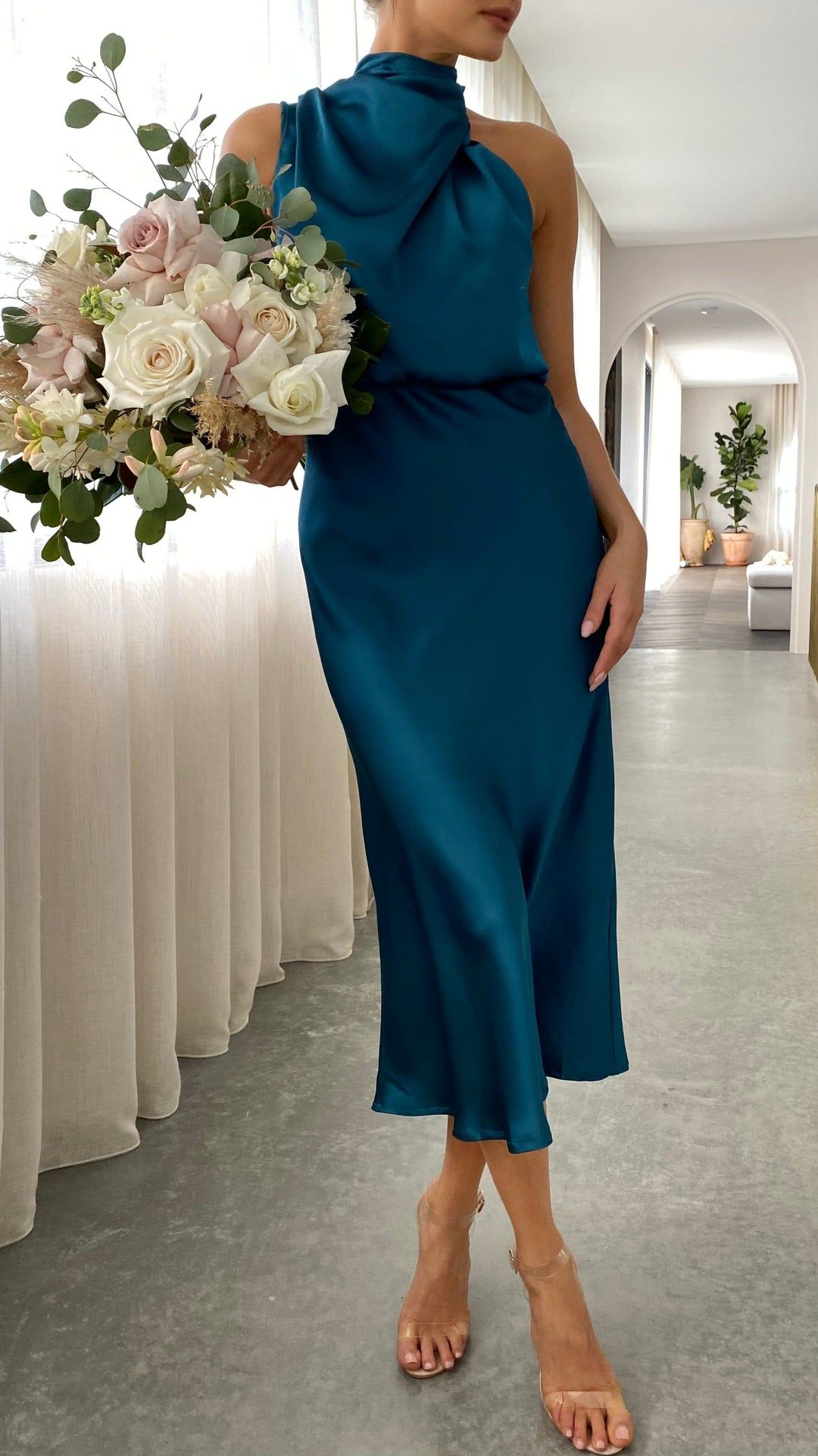 Robe midi sans manches pour femmes avec col montant et drapé en aspect satin