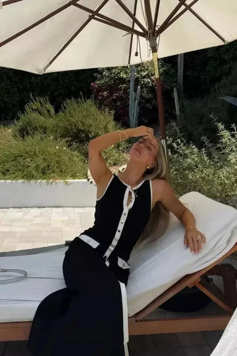 Robe midi sans manches pour femmes avec col rond, patte de boutonnage, poches à rabat et finition contrastante