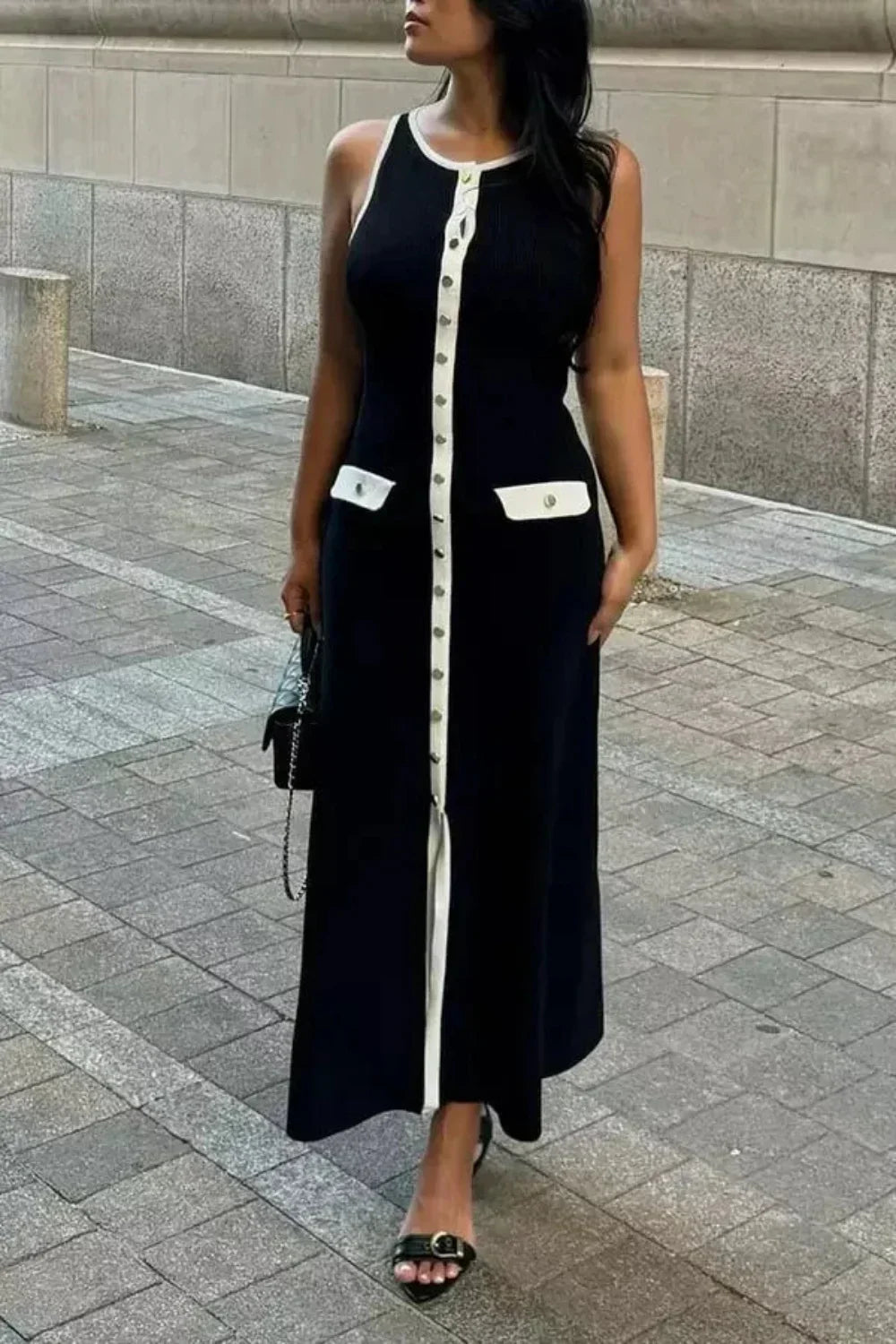 Robe midi sans manches pour femmes avec col rond, patte de boutonnage, poches à rabat et finition contrastante
