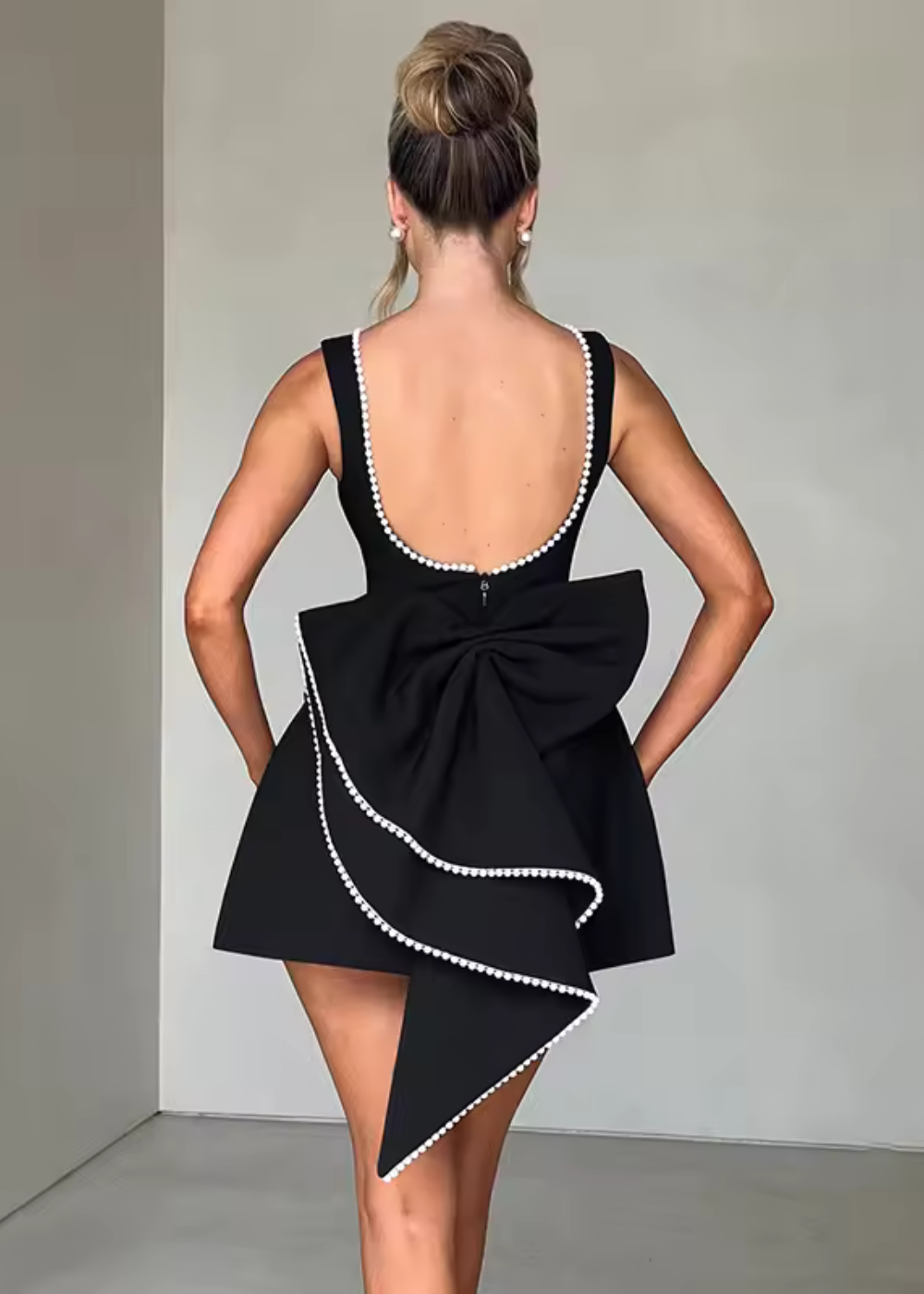 Robe mini sans manches pour femmes avec perles et nœud au dos