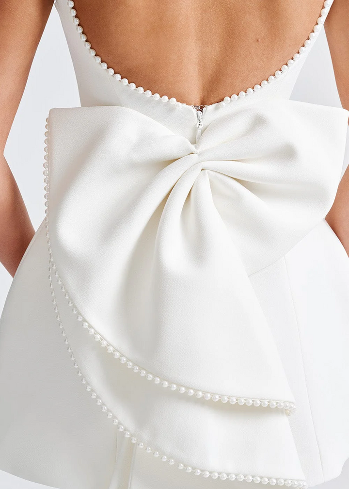 Robe mini sans manches pour femmes avec perles et nœud au dos