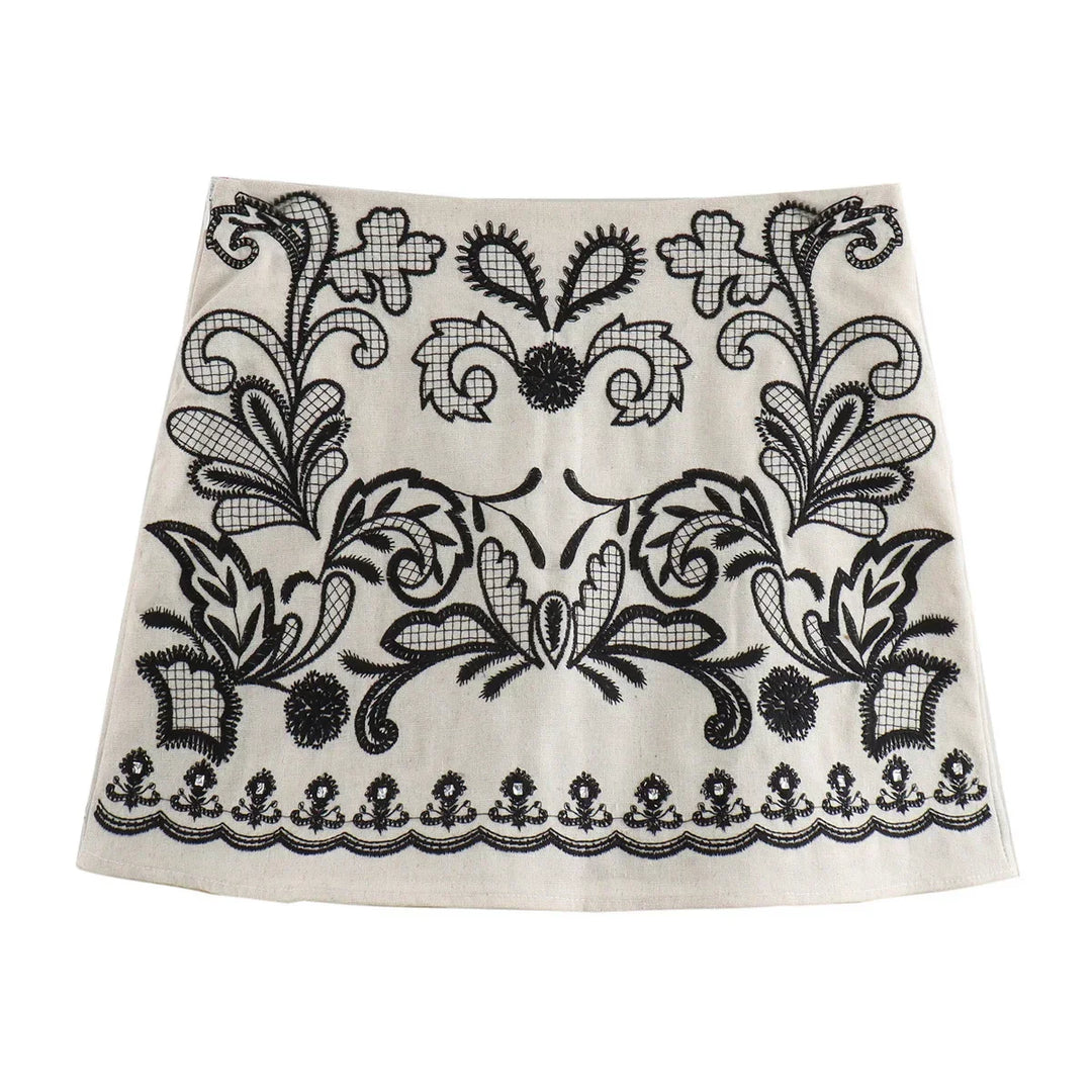 Ensemble d'été brodé pour femmes avec top à col halter et décolleté en V et mini-jupe