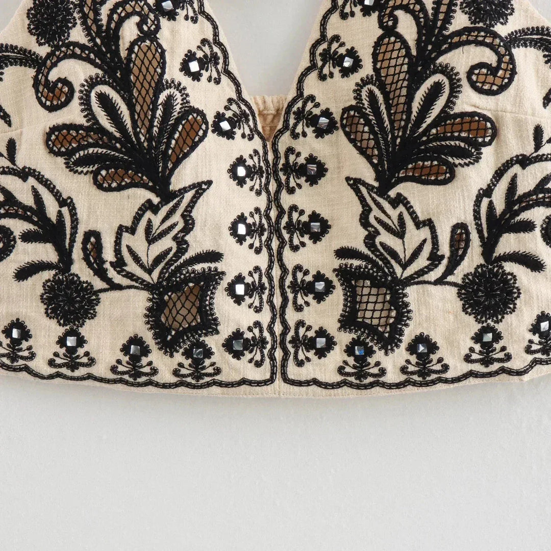 Ensemble d'été brodé pour femmes avec top à col halter et décolleté en V et mini-jupe