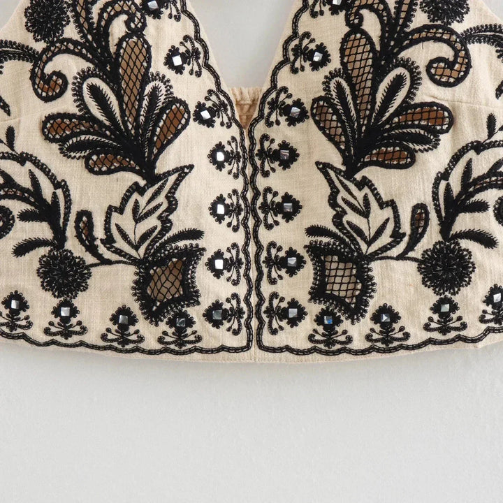 Ensemble d'été brodé pour femmes avec top à col halter et décolleté en V et mini-jupe