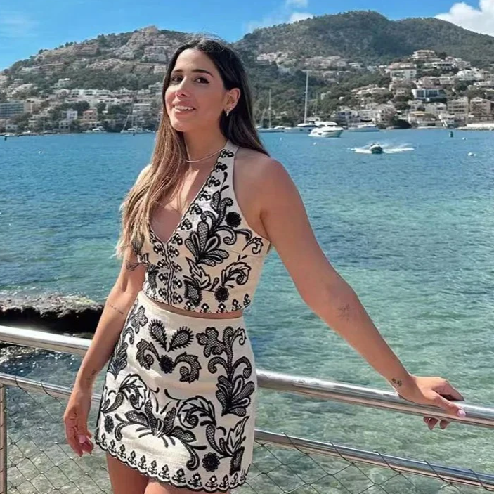 Ensemble d'été brodé pour femmes avec top à col halter et décolleté en V et mini-jupe