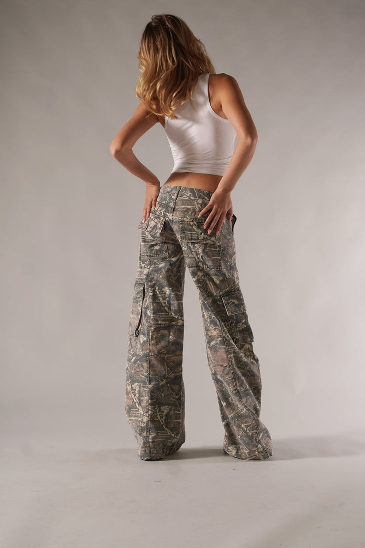 Pantalon cargo pour femmes avec motif camouflage et poches latérales appliquées