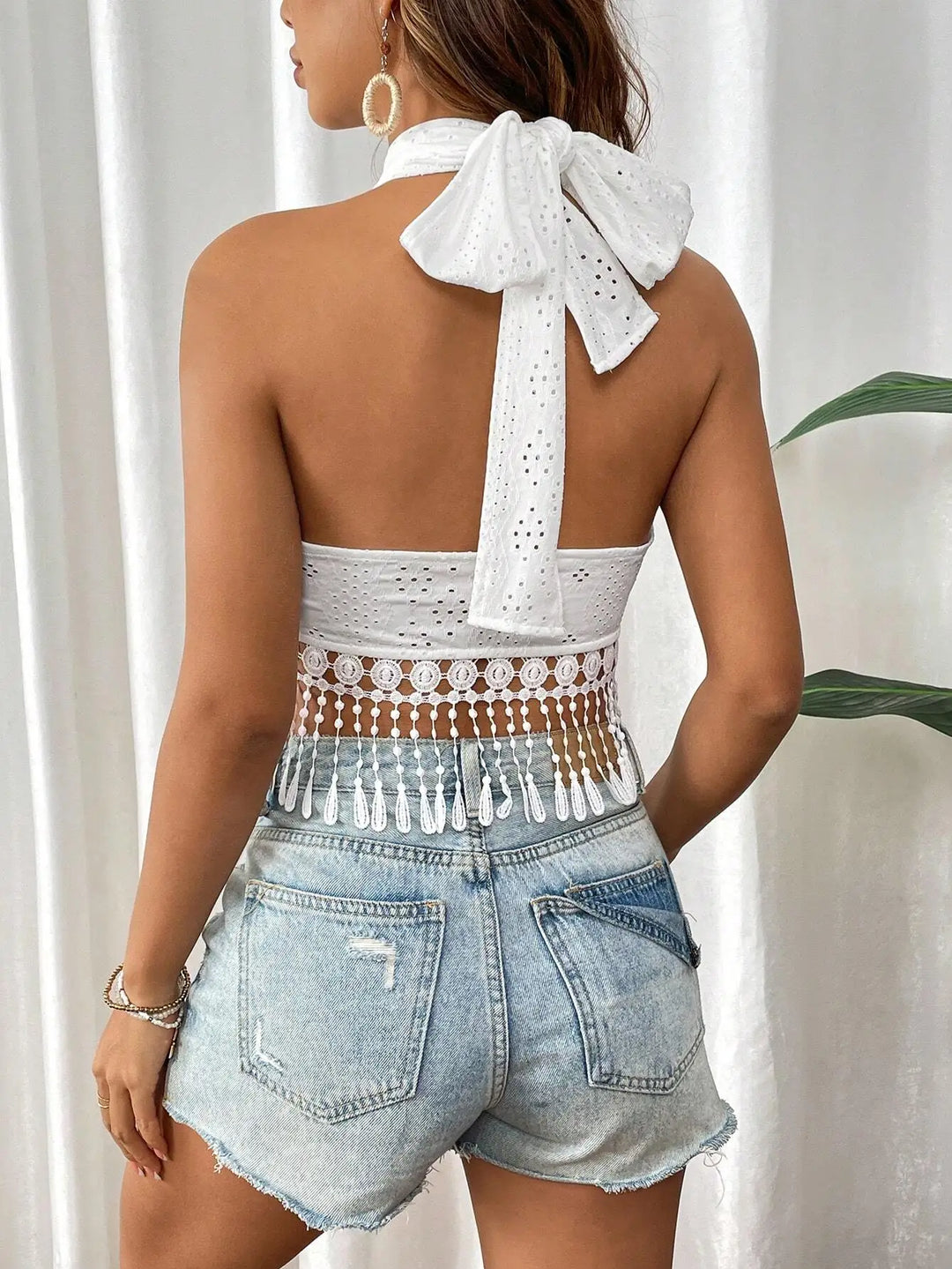 Top court pour femmes avec bretelles croisées, lien au cou, broderie à jour et bordure à franges